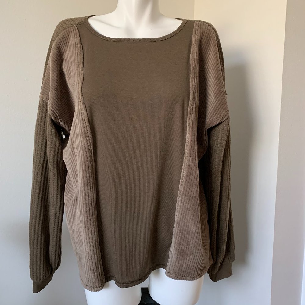 Gimmicks by Buckle Top - Picture 2 of 10